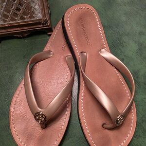 Bernardo Metallic Rose Leather Thong Sandals Size 7